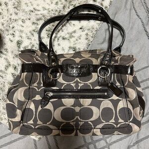 COACH - dove gray xl handbag with 3 inside compartments and 2 side pockets